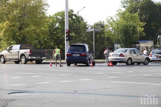 Три автомобила са катастрофирали на булевардите Мадрид и Евлоги и Христо Георгиеви (снимки)