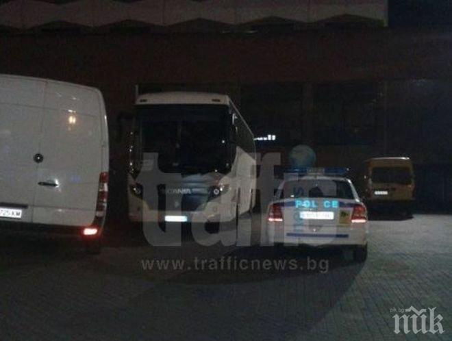 Инцидент по тъмно! Автобус, пълен с туристи, се заби в Новотел Пловдив
