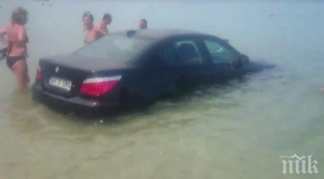 Жена паркира колата си в морето! Объркала спирачката с газта
