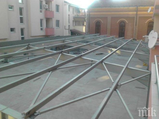 Наглост! Строителен предприемач се изгаври със съседите си - вдигна покрив под балконите им (снимки)