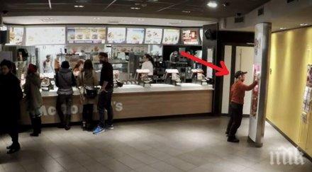 шестима мъже заобикалят докато работи обръща можеш усмихнеш