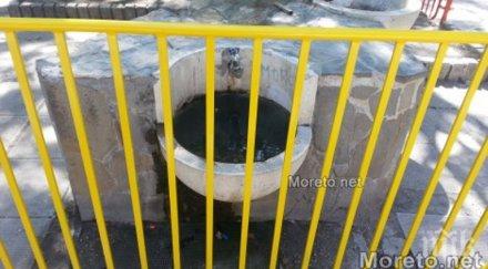 велика инженерна мисъл ограда детска площадка спира достъпа чешма снимки