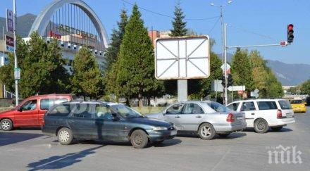 две коли удариха голям хипермаркет враца снимки