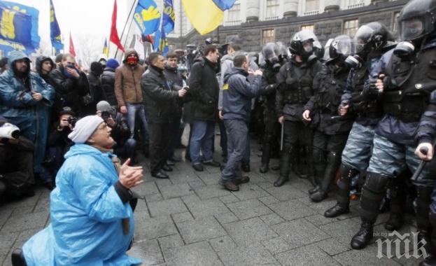 Един загинал и 90 ранени след протести в Киев заради закон за повече автономия на Изтока