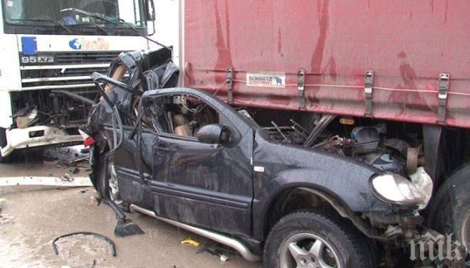 Джип се натресе в ТИР в Благоевград