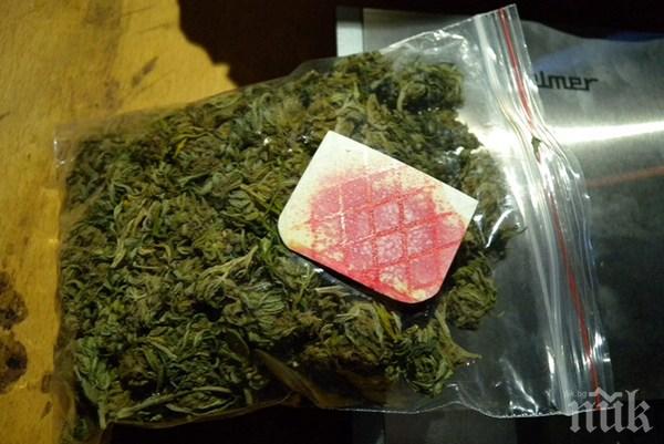 Полицаи откриха тайник с наркотици между етажи в бургаски блок 
