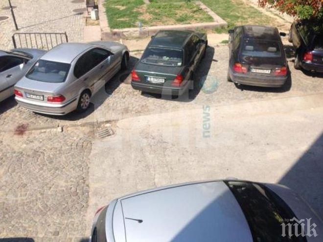 Спукаха от бой собственик на заложна къща в Пловдив, кръвта му е опръскала дори паркирани коли (снимки)