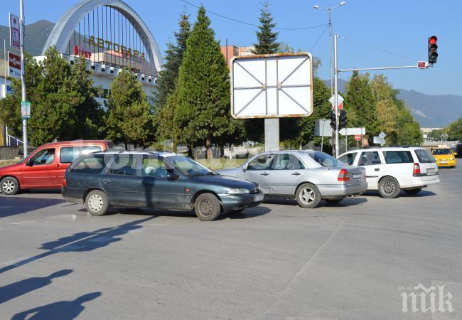 Две коли се удариха до голям хипермаркет във Враца (снимки)
