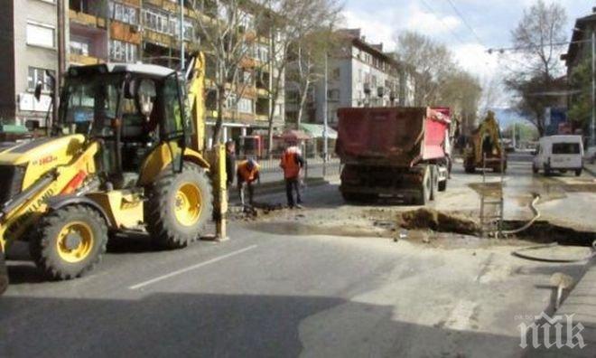 Огромен кратер 3 на 10 метра зейна в Пловдив (снимка)