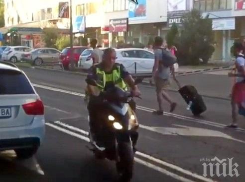 Срам в Слънчев бряг! Ето как полицай не спазва закона (видео)