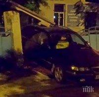Кола се вряза в Евангелската съборна църква в Бургас
