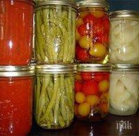 Глад! Младеж задигна 40 буркана зимнина
