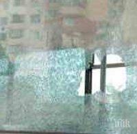 Изпочупиха прозорците на кметството в разтресената от ромски скандали община Гърмен
