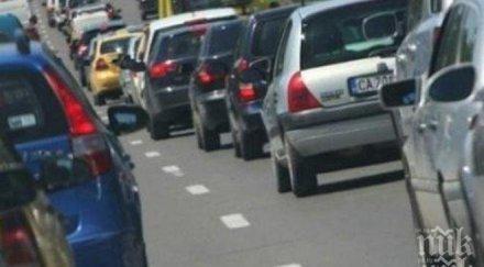 асфалтът топи жегата забраняват камионите тона движат деня пътищата