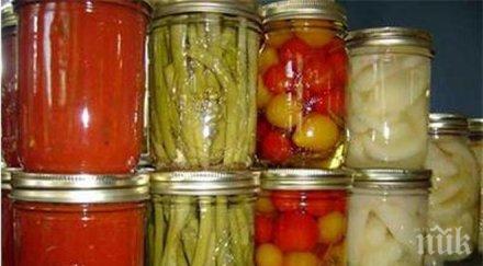 глад младеж задигна буркана зимнина