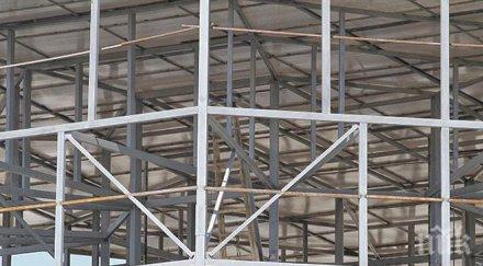 извънредно работниците пострадали срутената платформа работели без каска опасност живота