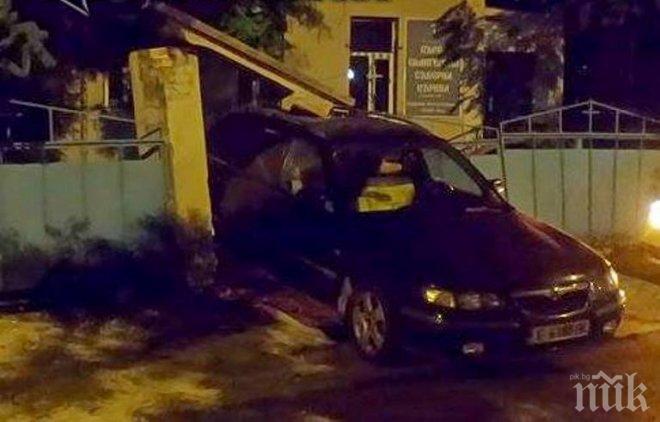 Кола се вряза в Евангелската съборна църква в Бургас
