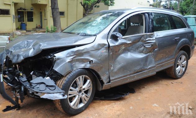 Бизнесдама натресе колата си в автомобила пред нея
