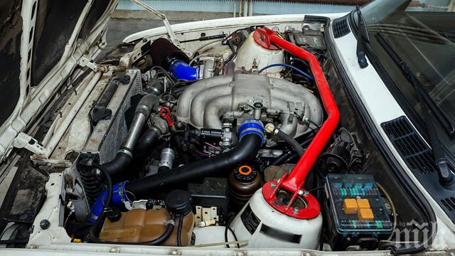 Изобретателност! Откриха нелегален имигрант при двигателя на автомобил
