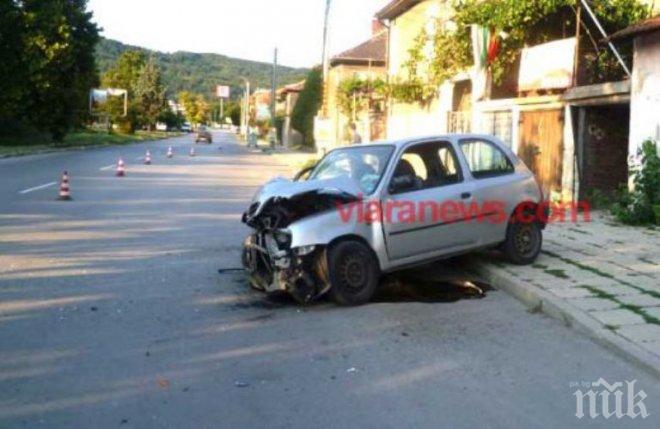 17-годишен джигит и гаджето му катастрофираха. Забиха се в гараж
