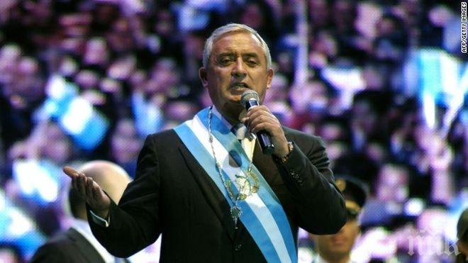 Президентът на Гватемала, обвинен в корупция, подаде оставка