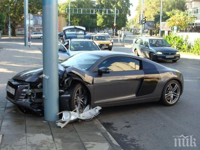 19-годишна пияна мома заби баровската си кола в стълб (снимки)