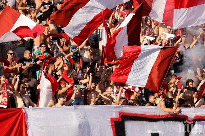 Червено море от фенове залива Пазарджик