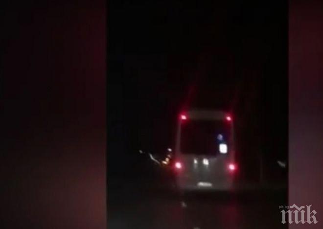 Зрелищен екшън! Автобус от градския транспорт хвърчи със 100 км в Пловдив! Служителка на фирмата крещи: Това е монтаж! (видео)