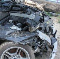 Жестока катастрофа в село Пъдарско! Младо момиче загина при удар в бетонов блок 