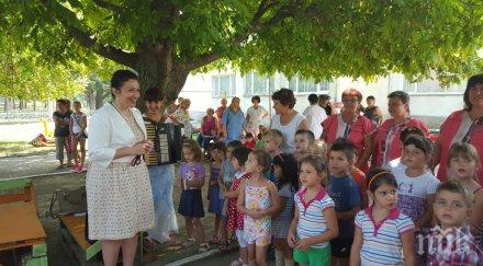 деца посрещнаха деси танева райна княгиня
