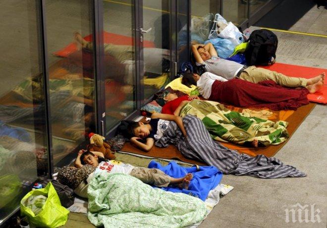 Стотици имигранти започнаха протест на гара Бичке