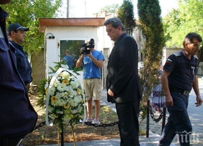 Комисар Николов се поклони пред паметта на шестимата загинали пожарникари и полицаи от Бобов дол
