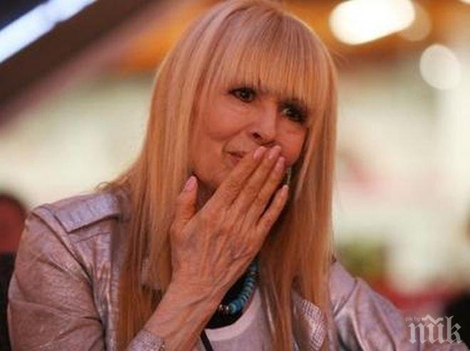ЕКСКЛУЗИВНО! Луд фен с нож нападнал Лили Иванова в центъра на София