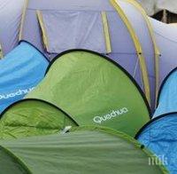 Протестиращите пред главната прокуратура на Молдова разпъват палатки
