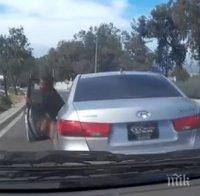 Шаш и паника! Шофьорка излезе от колата си в движение, возилото продължи в насрещното (видео)