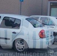 Наглост! Пловдивчани масово паркират на места за инвалиди 
