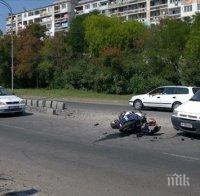 Страховита катастрофа в Бургас! Микробус направи непозволен обратен завой – моторист го нацели с бясна скорост (снимки)