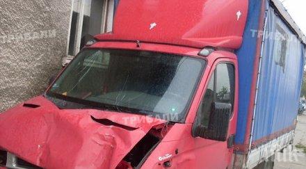 шофьор блъснал паркирана кола избягал