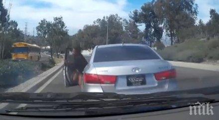 шаш паника шофьорка излезе колата движение возилото продължи насрещното видео