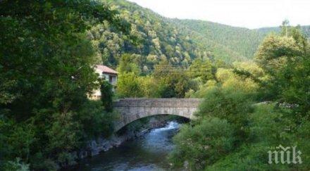 косъм трагедия годишна умре скок мост