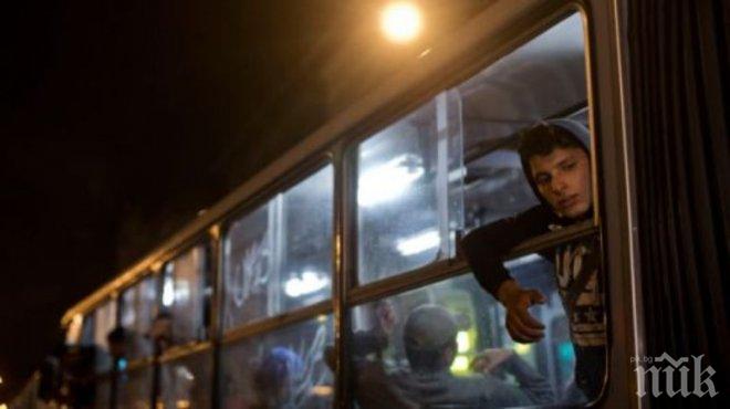 Първият унгарски автобус с бежанци пристигна на границата с Австрия
