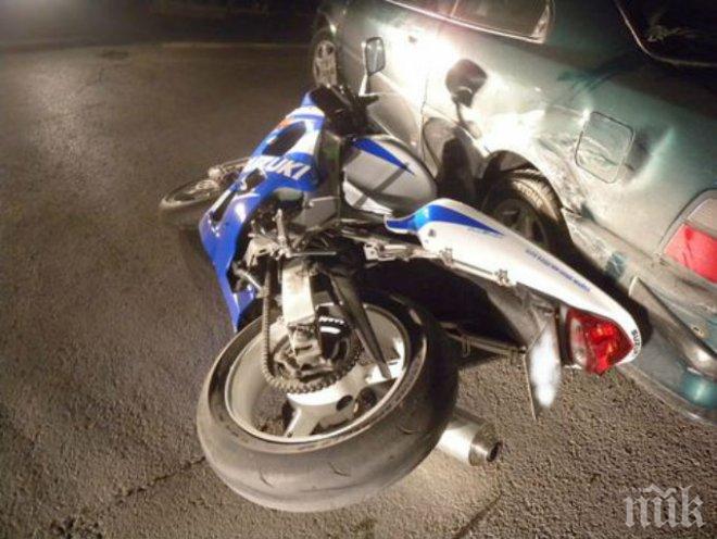 Кола помете моторист. Прати го в болница
