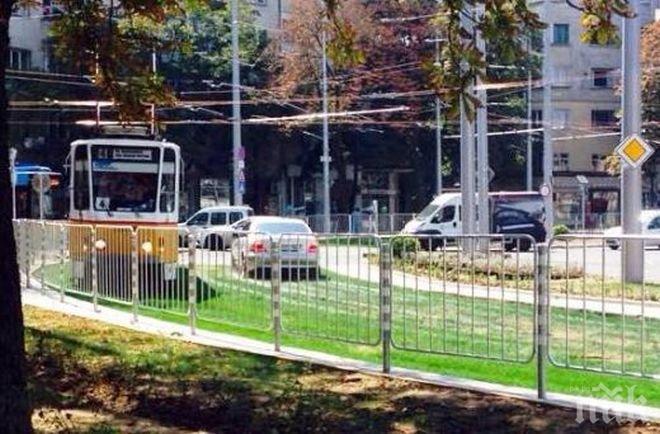 Наглец! Шофьор кара по зелените релси в София