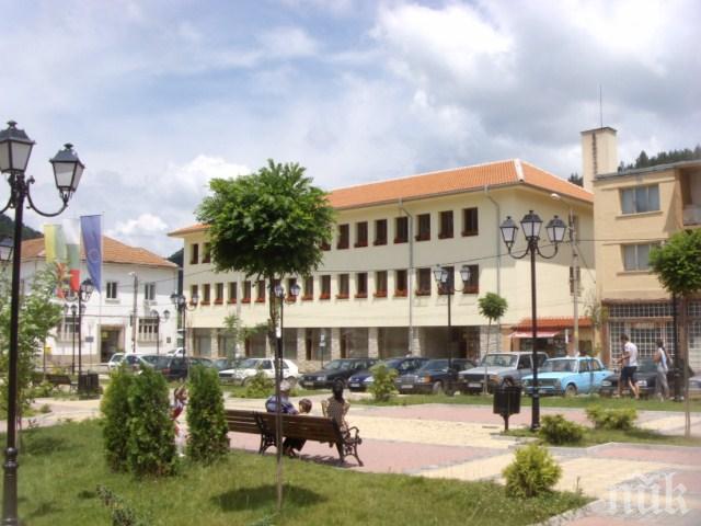 Нови детски кътове градят в Трън