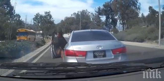 Шаш и паника! Шофьорка излезе от колата си в движение, возилото продължи в насрещното (видео)