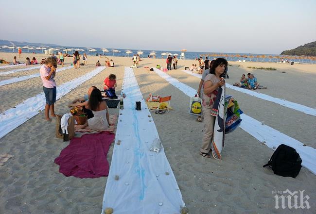 Варненци организираха трапеза на плажа (снимки)