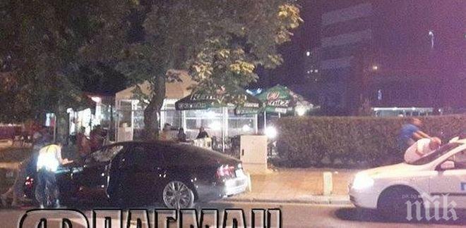 Гадост! Автобус от градския транспорт отнесе вратата на гъзарско ауди в Бургас (снимки)