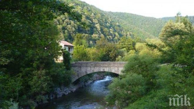 На косъм от трагедия! 14-годишна за малко да умре след скок от мост
