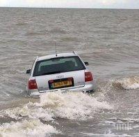 Баровец паркира колата си на плажа, морето я погълна (снимки)