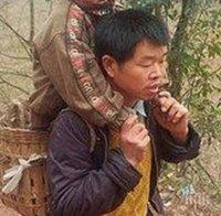 Този мъж носи на гръб своя син по 7 километра всеки ден! Причината? Невероятно тъжна история!
